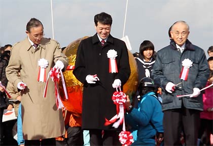 テープカットで左から佐藤田上町長、泉田知事、小池加茂市長