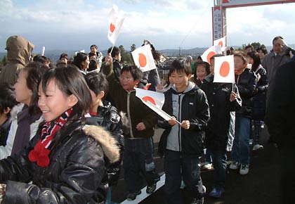 子どもたちは日の丸の小旗を手に渡り初め