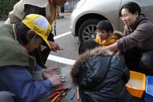 燕三条遺跡展2010のまがたま作りなどのイベントに参加者熱中