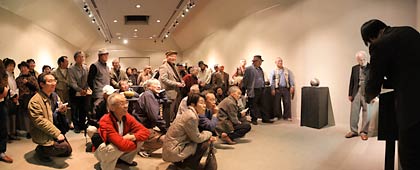 ざっと100人の来場者で会場はぎっしり