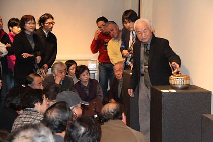 5日開かれた玉川宣夫金工展の作品解説会