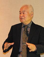 作品を順に解説する玉川さん
