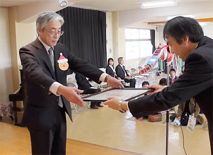 ツインバード工業の広田商品開発部長に藤沢教育長から感謝状