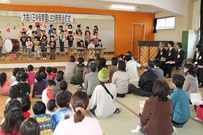 年長児が合奏や歌を披露