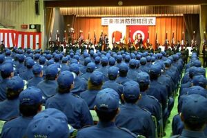 旧3市町村の枠組みを残していた三条市消防団が正式に統合され、結団式を行って新組織をスタート