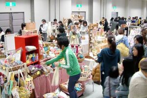 カントリーブルーの「カントリー＆クラフトフェスタVOL.6」、開場前に100人の行列でにぎわう