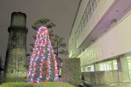 燕市中央公民館が設置したイルミネーション、水道の塔と共演