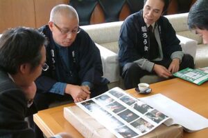 全国削ろう会製作の2011年カレンダー50部を三条削ろう会から三条市に寄付