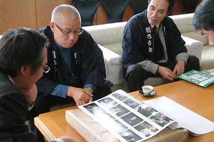 左から国定市長、三条削ろう会の馬場会長、役員の明間さん