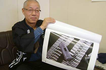 全国削ろう会が製作した2011年カレンダーの馬場さんの玄翁「洞心斎 正行」の写真が使われた8月のページ