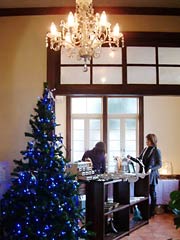 シャンデリアの下にクリスマスツリーでムード満点