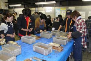 初めて女性だけを対象にした三条鍛冶道場の対象に定員を上回る申し込みがあり、県外からも3人が参加する人気