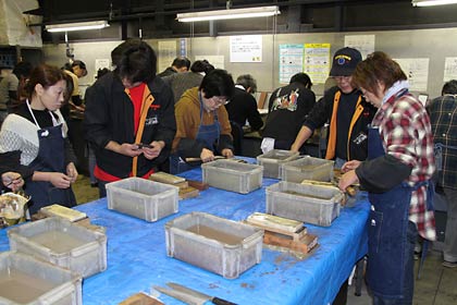 初めて女性だけを対象に開かれた三条鍛冶道場の女性のための「包丁づくり」講座