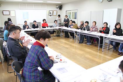 最後の茶話会を開いて講座の感想を和やかに話し合う