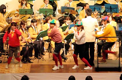 「カイカイ体操」の踊りも披露