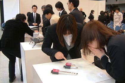 受賞商品を見る出席者