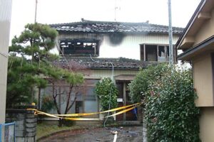 燕市八王寺地内の住宅団地での火災現場