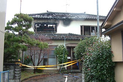 燕市八王寺地内の住宅団地での火災現場