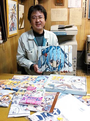 「ピュアアルミニウムすのこタン。」を開発、販売するマルダイの大竹社長と製品、関連グッズ