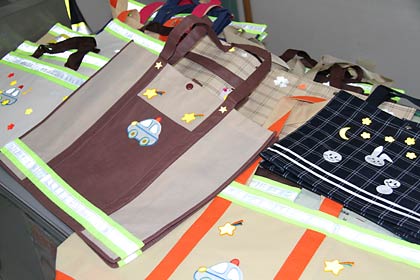 子どもたちが夜行反射材を取り付けたエコバッグ