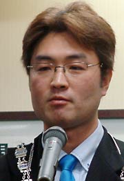 理事長所信を述べる桑原次年度理事長