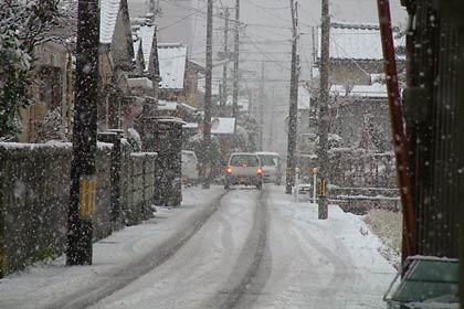 道路も白くなった三条市横町地内