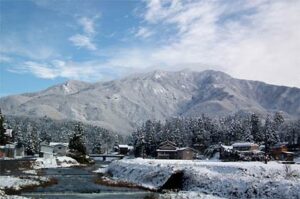雪が一段落して16日の三条市下田地区の雪景色と青空のコントラスト