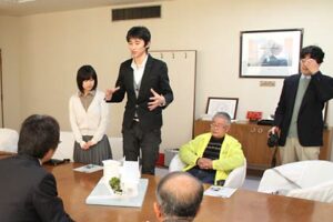 6号ポケットパークのプレゼンテーションを行うポケットパーク整備実行委員会の新潟大学大学院生