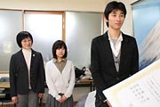 国定市長から賞状を受ける大学院生