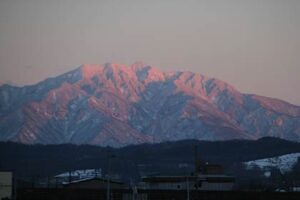 本格的な雪をもたらした厳しい冷え込みはやわらいで17日は青空が広がる