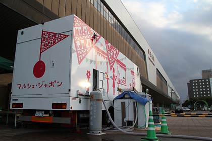 駅前に横付けされたマルシェ・ジャポンのキッチンカー
