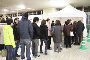 18日、燕三条駅コンコースにオープンしたチケット売り場の行列