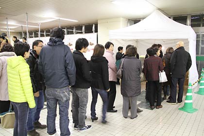 18日、燕三条駅コンコースにオープンしたチケット売り場の行列