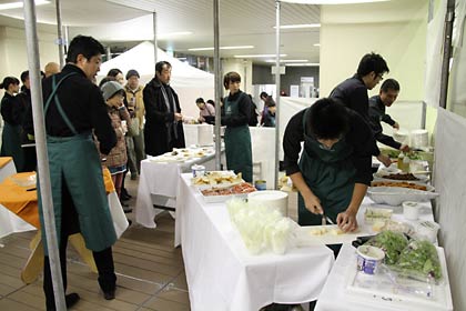 料理を取り分けて提供