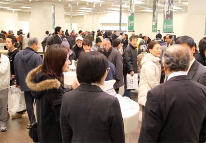 開場したセンターは大にぎわい