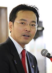 あいさつする燕三条地場産業振興センター理事長の国定三条市長