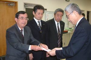 左から三条ライオンズクラブの近藤会長、小林幹事、外山委員長、三条市社会福祉協議会の小林事務局長