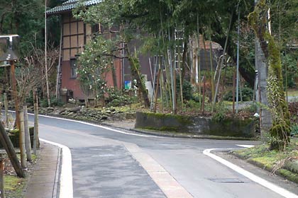 事故現場、車は写真手前から奥へ進行、低いコンクリートブロックにぶつかったらしい