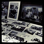 21日、捧さんの家で捧さんの遺影を広げる
