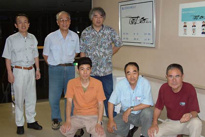 2002年7月、済生会三条病院で開かれたPHOTO風音の作品展で会員で記念写真、後列左から2人目が捧さん