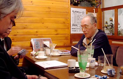 2005年1月、写真集「秋山庄太郎と新潟」の出版に向けて六朝館で打ち合わせ