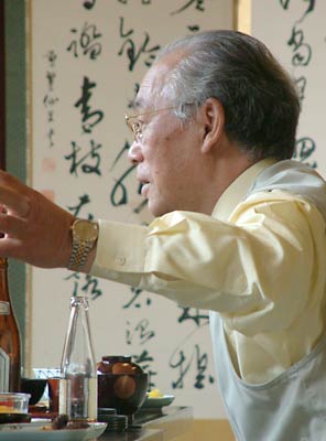 2003年5月、写真集「かやぶきと生きる」出版後に関係者を旧岩室村・綿々亭綿屋に招待したときの捧さん