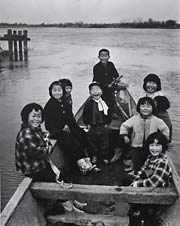 展示されている捧さんの代表作「子供船長」