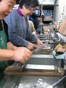 三条鍛冶道場で行われた本成寺公民館の「せいかつ塾」の包丁研ぎ講座