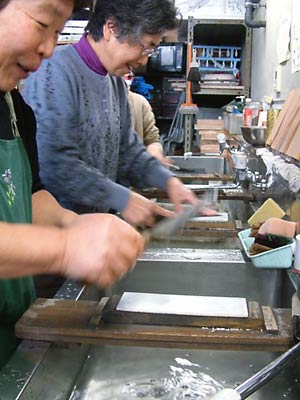 三条鍛冶道場で行われた本成寺公民館の「せいかつ塾」の包丁研ぎ講座