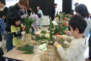 三条市大崎公民館で体験教室「親子で作ろう！ミニ門松」、小学生親子24人が門松づくりにチャレンジ