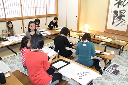 23日開かれた「墨とアロマのコラボレーション」第1回香り文字教室