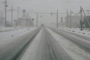 クリスマス25日の三条は最高気温2.6度、最低は氷点下となる厳しい冷え込みに雪と強風の荒れ模様