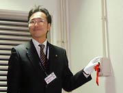 シャッター開扉する国定市長