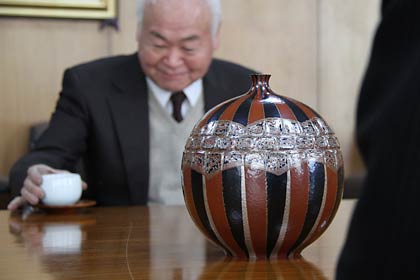 定例記者会見後に接ぎ合わせ花瓶の寄贈に訪れた玉川宣夫さん